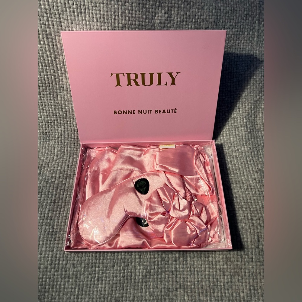 TRULY Bonne Nuit Beauté Satin Sleep Set in Pink